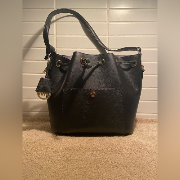 ☺️Sold Locally☺️ Michael Kors Bucket Bag - Picture 3 of 16